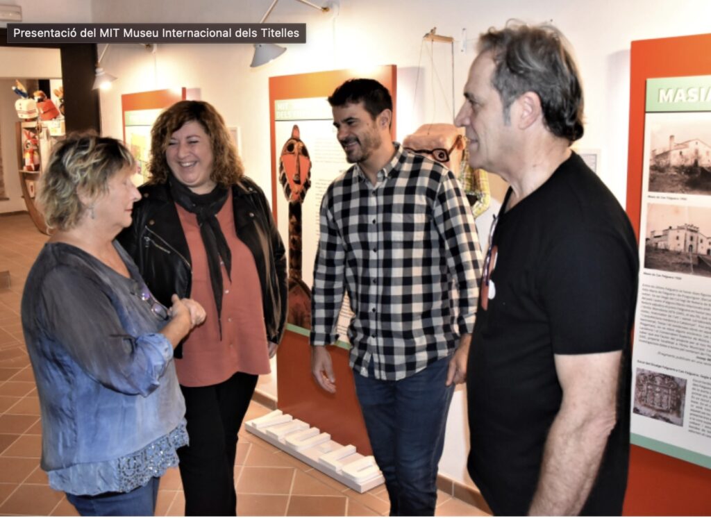 alcalde de Palau de plegamans al museu de titelles